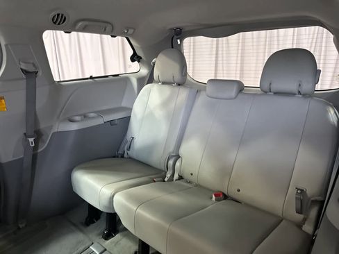 Used 2014 Toyota Sienna XLE image 12