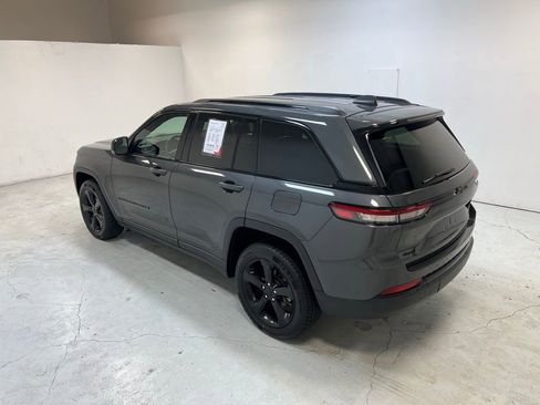 Used 2022 Jeep Grand Cherokee Altitude image 5