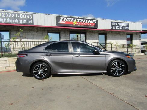 Used 2018 Toyota Camry SE image 5