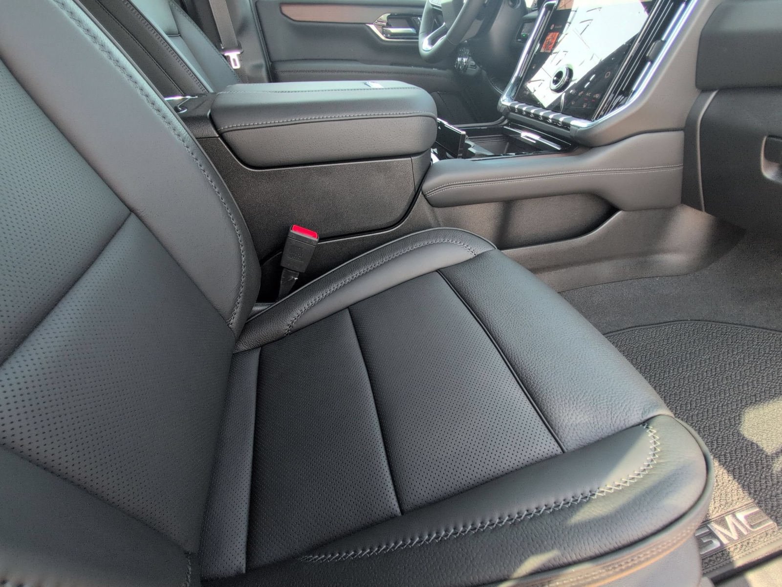 New 2026 GMC Yukon Denali w/ Denali Reserve Package AWD/4WD image 32