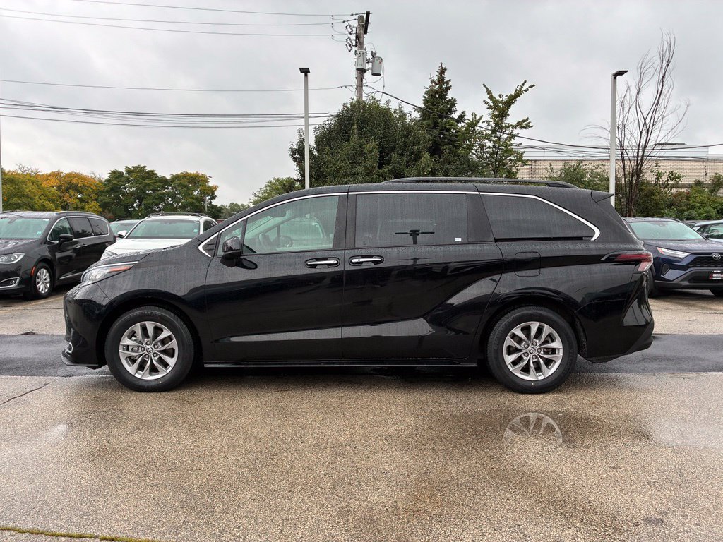 Used 2023 Toyota Sienna XLE FWD image 8
