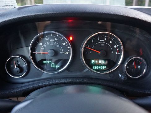 Used 2016 Jeep Wrangler Unlimited Rubicon w/ Connectivity Group AWD/4WD image 6
