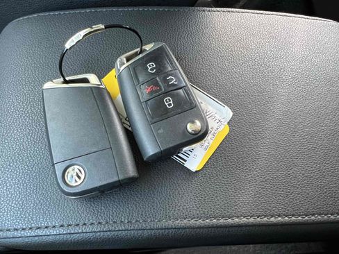 Used 2015 Volkswagen e-Golf SEL Premium image 4