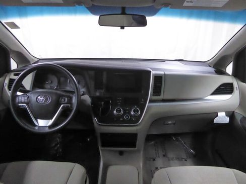 Used 2017 Toyota Sienna L image 9