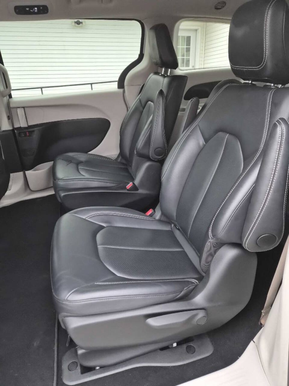 Used 2024 Chrysler Pacifica Limited FWD image 14
