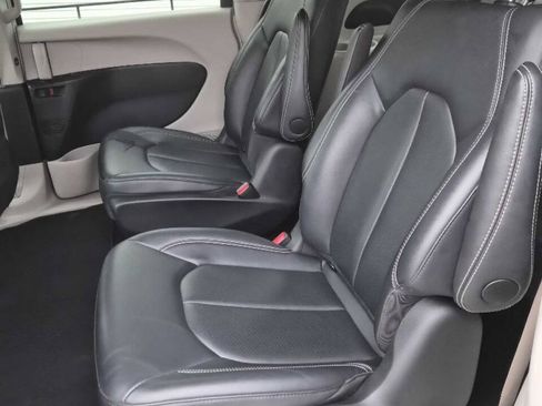 Used 2024 Chrysler Pacifica Limited FWD image 14
