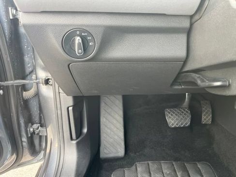 Used 2025 Volkswagen Jetta SE FWD image 29
