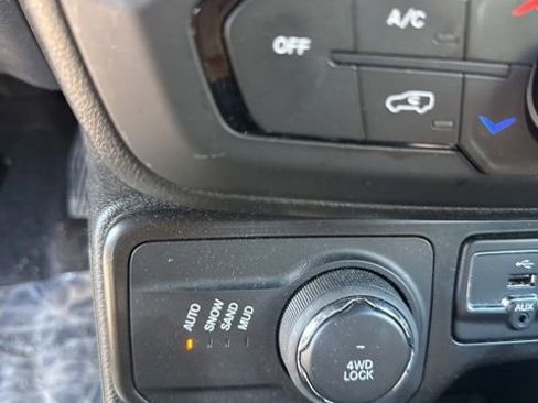 Used 2022 Jeep Renegade Altitude image 38