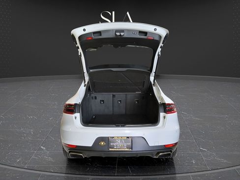 Used 2018 Porsche Macan w/ Premium Package image 8