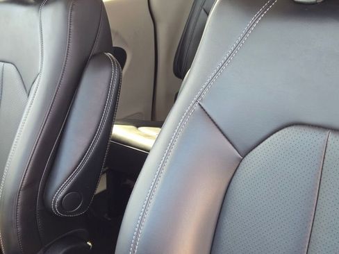 Used 2023 Chrysler Pacifica Touring-L FWD image 19