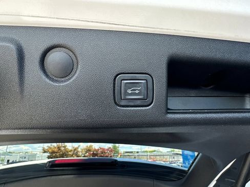 Used 2018 Chevrolet Equinox LT FWD image 14