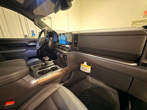 Used 2025 Chevrolet Silverado 1500 LT Trail Boss w/ Convenience Package II AWD/4WD image 31
