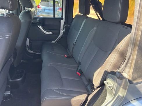 Used 2015 Jeep Wrangler Unlimited Sahara w/ Connectivity Group AWD/4WD image 10