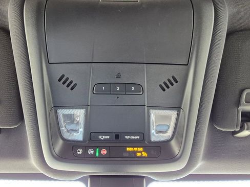 Used 2023 Chevrolet Equinox Premier image 16