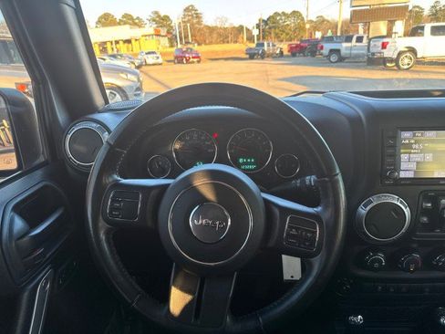 Used 2017 Jeep Wrangler Unlimited Sahara image 18