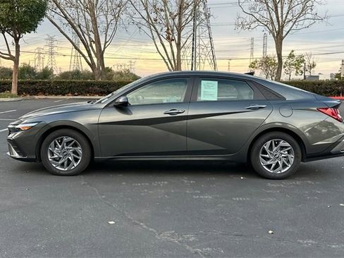 Used 2025 Hyundai Elantra Blue image 4