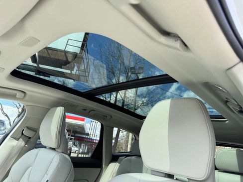 Used 2023 Volvo XC60 B5 Plus image 5