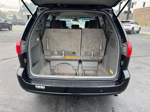 Used 2010 Toyota Sienna LE w/ Towing Prep Pkg FWD image 28