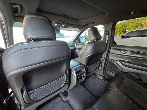 Used 2025 Jeep Grand Cherokee Altitude image 17
