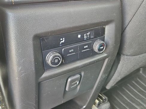 Used 2021 Chevrolet Traverse LT FWD image 26