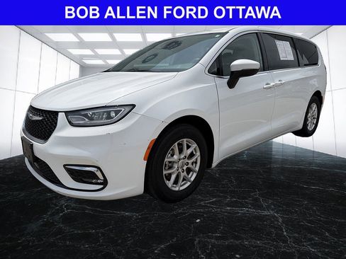 Used 2023 Chrysler Pacifica Touring-L FWD image 1