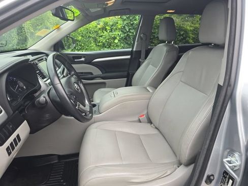 Used 2015 Toyota Highlander XLE AWD/4WD image 10
