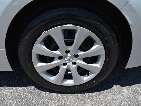 Used 2021 Toyota Corolla LE FWD image 38