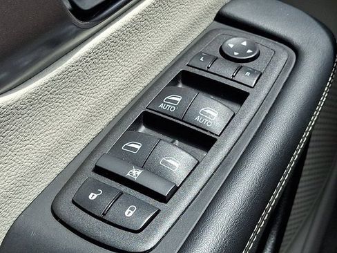 Certified 2023 Chrysler Pacifica Touring-L FWD image 30