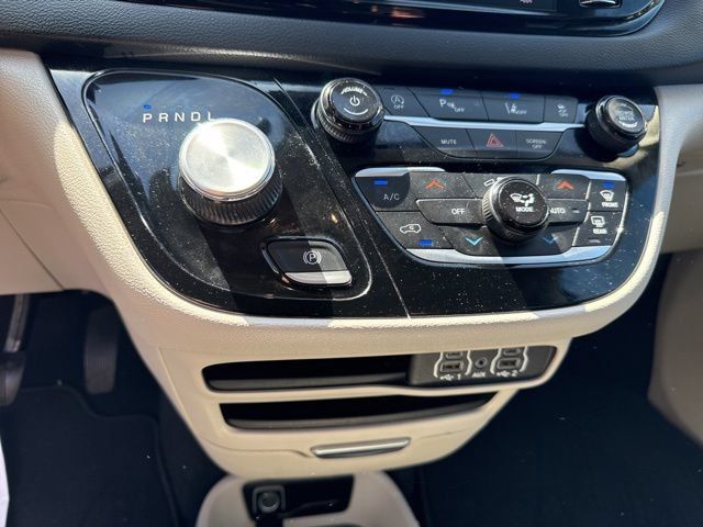Used 2024 Chrysler Pacifica Touring-L FWD image 13