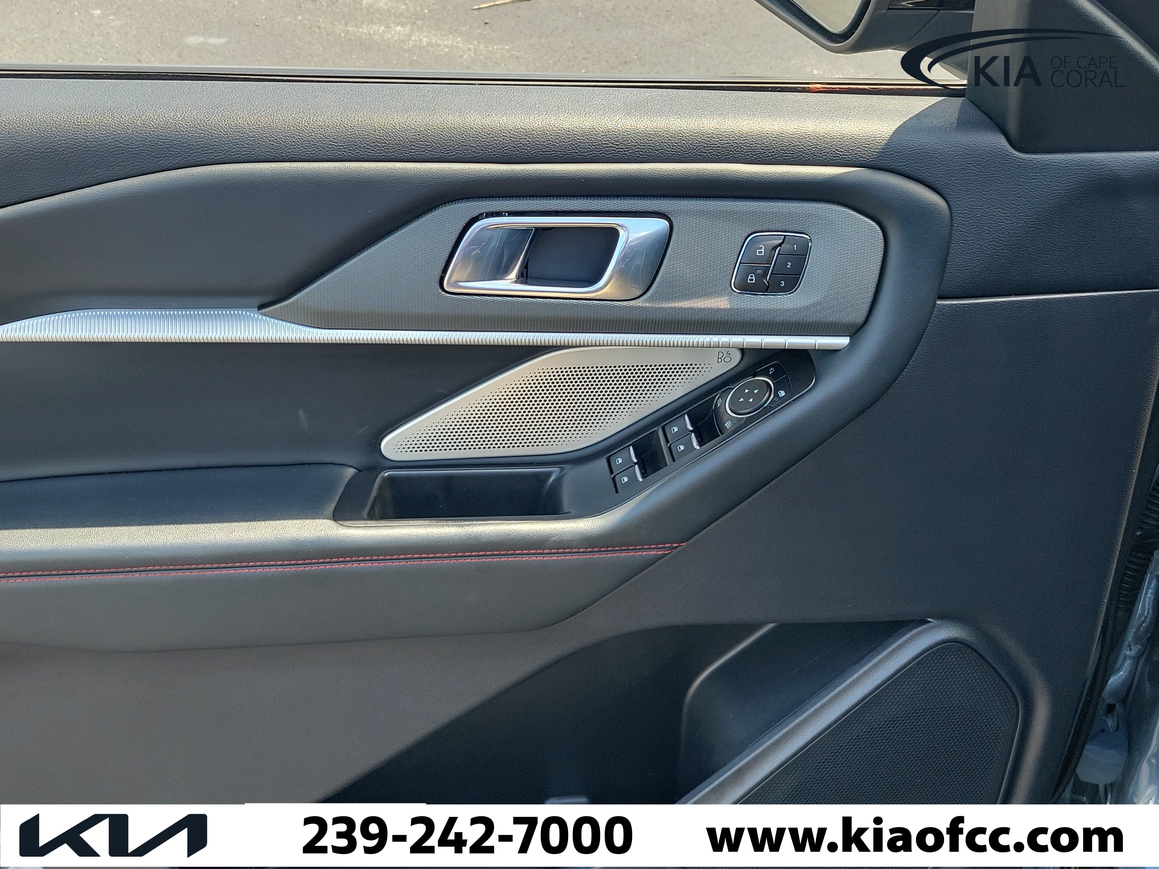 Used 2025 Ford Explorer ST AWD/4WD image 24