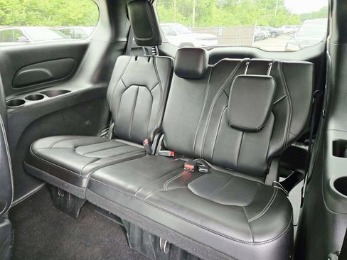Used 2025 Chrysler Pacifica Select FWD image 13