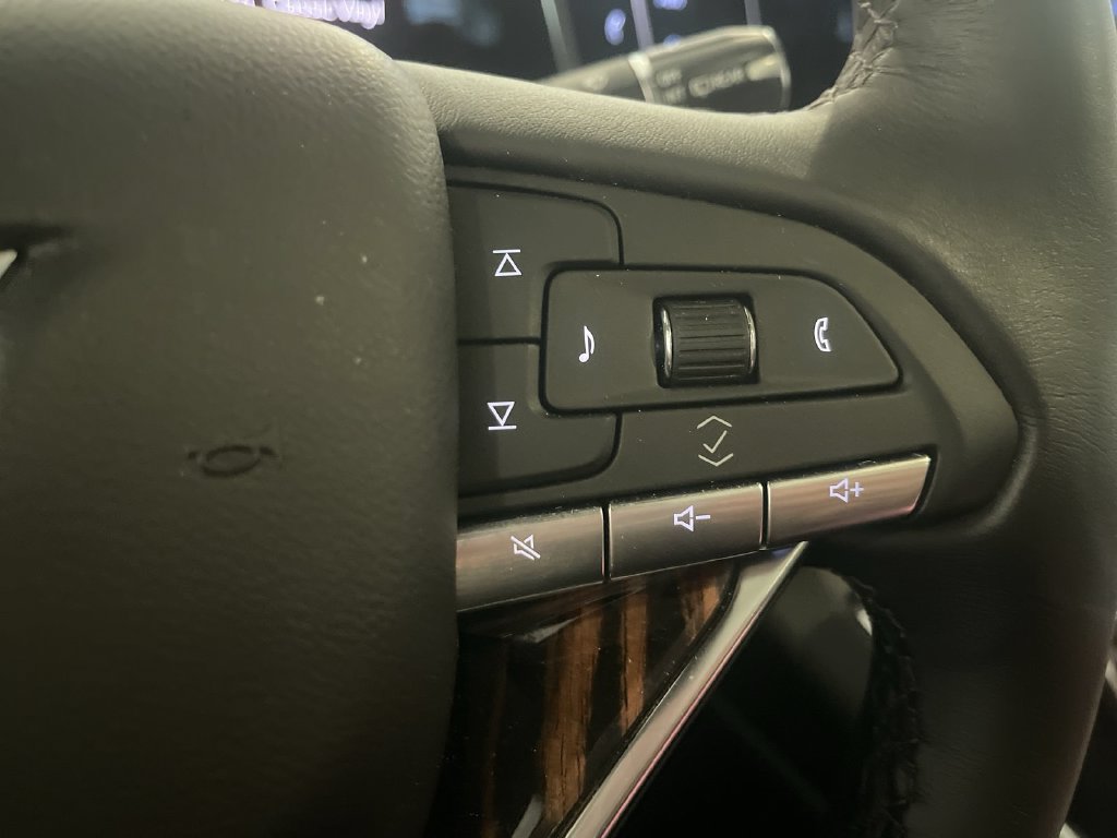 Used 2024 Cadillac Escalade Premium Luxury AWD/4WD image 11