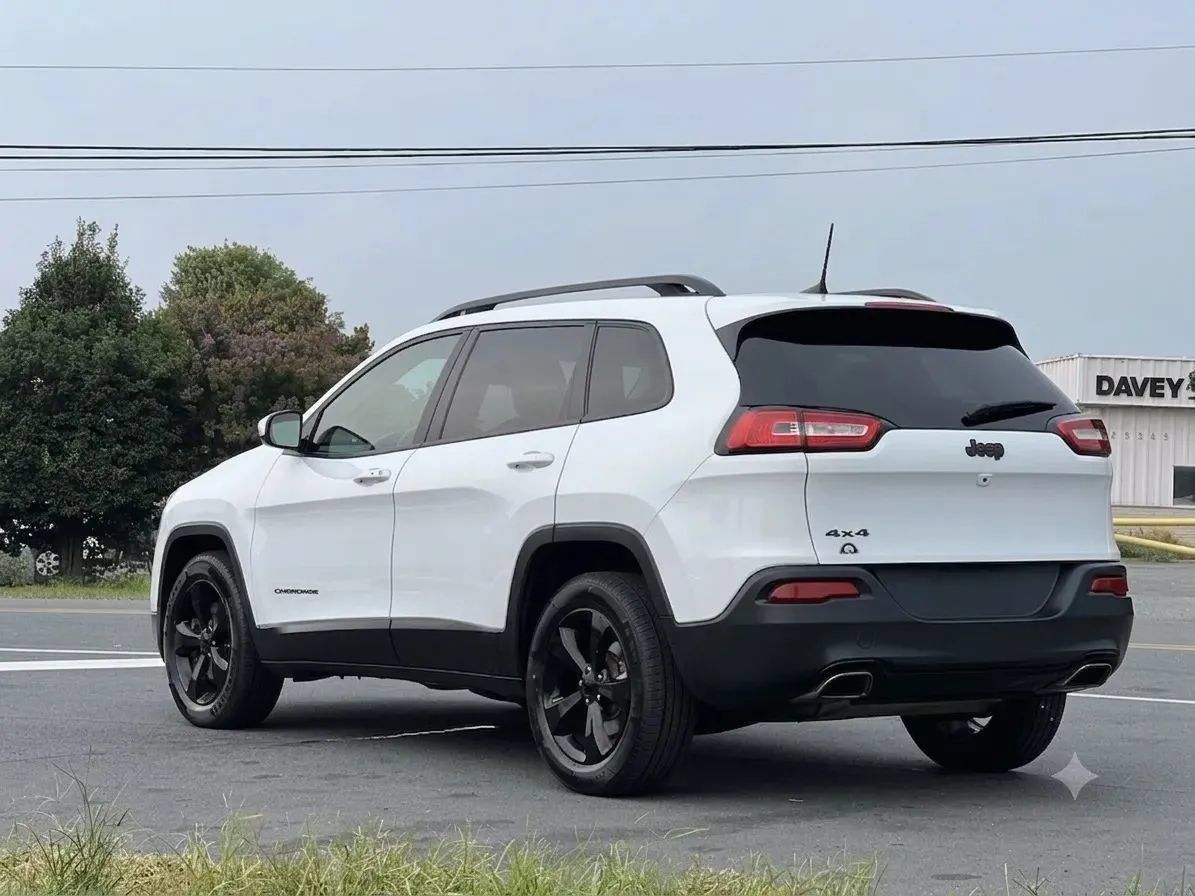 Used 2016 Jeep Cherokee Latitude w/ Comfort/Convenience Group AWD/4WD image 3