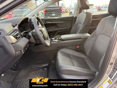 Used 2025 Toyota Camry XLE image 7