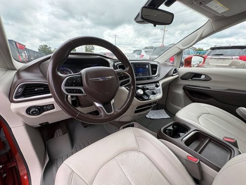 Used 2018 Chrysler Pacifica Touring-L FWD image 18