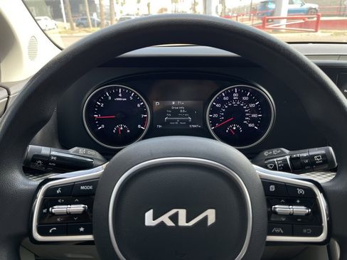 Used 2022 Kia Carnival LX image 12