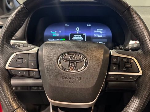 Used 2025 Toyota Sienna Platinum AWD/4WD image 15