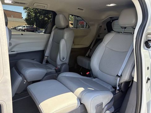 Used 2021 Toyota Sienna Limited FWD image 32