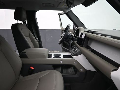 Used 2025 Land Rover Defender 110 S image 11