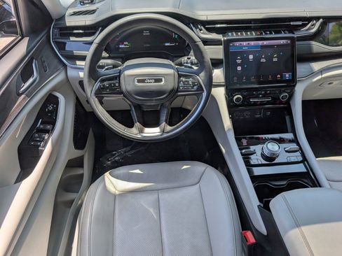 Used 2022 Jeep Grand Cherokee Overland AWD/4WD image 12