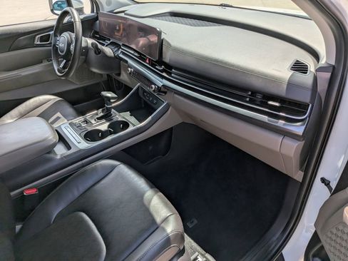 Used 2025 Kia Carnival FWD image 12