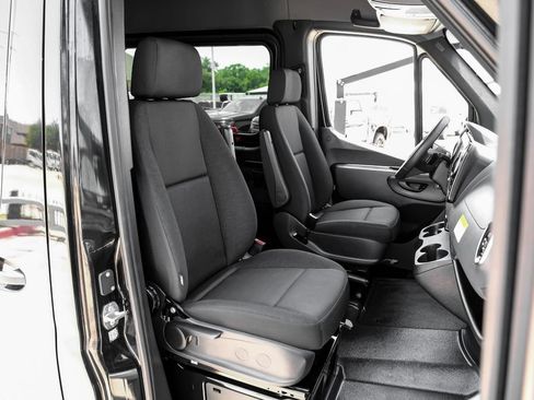 Used 2025 Mercedes-Benz Sprinter 2500 image 31