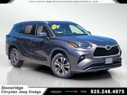Used 2022 Toyota Highlander XLE AWD/4WD image 1