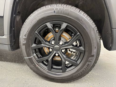 Used 2025 Jeep Grand Cherokee Altitude AWD/4WD image 19