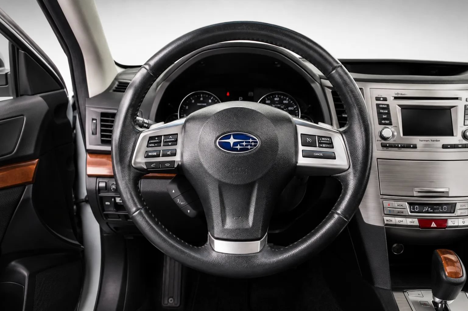 Used 2013 Subaru Outback 3.6R Limited w/ Moonroof Pkg AWD/4WD image 12