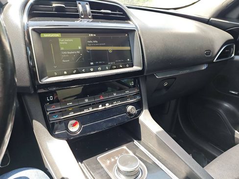 Used 2019 Jaguar F-PACE AWD/4WD image 27