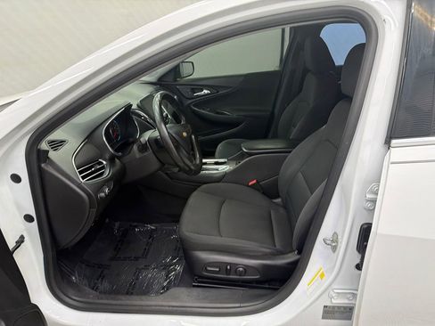 Used 2017 Chevrolet Malibu LT image 9