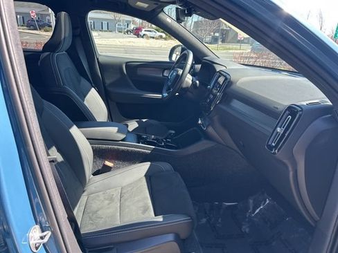 Used 2025 Volvo XC40 B5 Plus AWD/4WD image 15