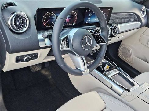 Used 2025 Mercedes-Benz GLB 250 image 3