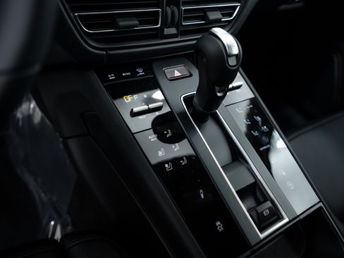 Certified 2026 Porsche Macan Turbo image 15